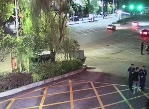 贵州消防员危急时刻夺刀救援：来不及害怕只想救人