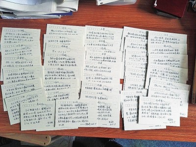 班主任给学生写了50万字小纸条