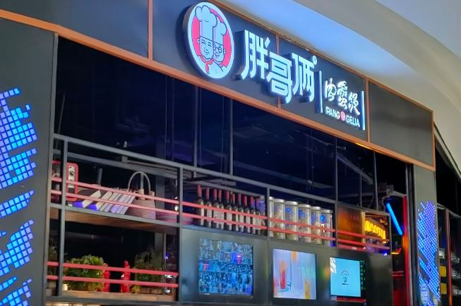 记者卧底网红餐厅：过期食材继续用，隔夜蟹当活蟹卖
