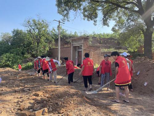 受灾地区村民和志愿者在公益组织的支持下开展清淤行动。 图片来源：中国扶贫基金会