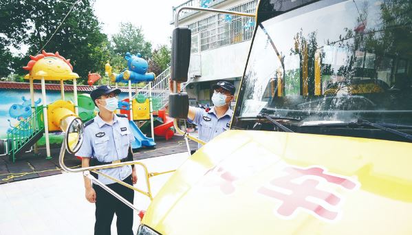 校车安全检查迎接新学期