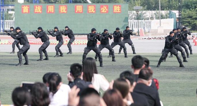 公安开放日就是大片现场：真枪实弹“炫”技能