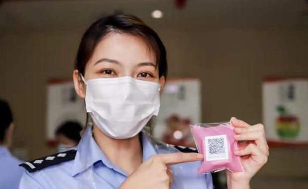 祝福与反诈提示“合体” 上海警方送上“反诈”月饼