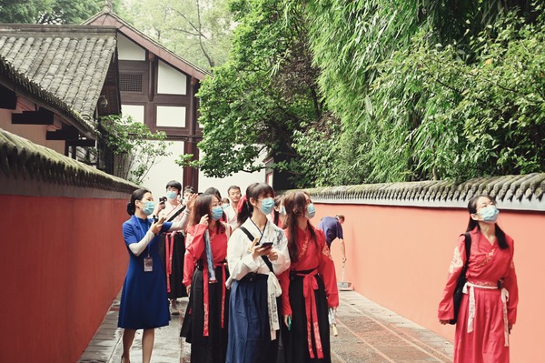 打卡花径，感受杜甫草堂之美（成都市政协供图）