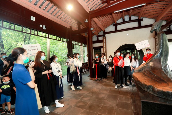 同学们在杜甫草堂聆听杜甫的故事（成都市政协 供图）