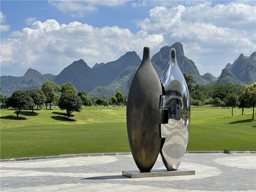 1-1傅中望，《瓶合 5 #》， 不锈钢、铜 ，198.76 cm × 62.6 cm × 350 cm ( H ) ，2019，