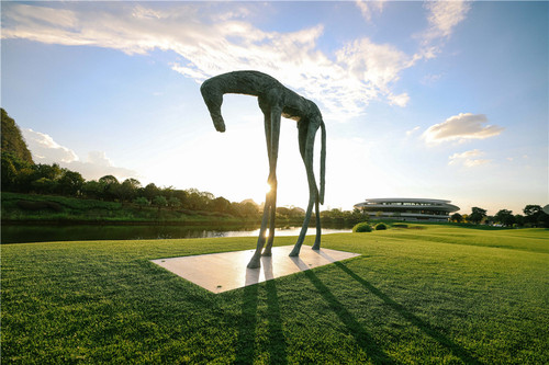 5-于凡，《包裹的马》 ，铜着色 ， 270 cm × 60 cm × 270 cm ，2012