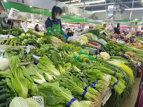 图说：北京某菜市场蔬菜供应充足。