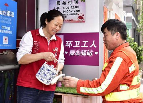 孔祥玉在可可沙龙“环卫工歇脚点”给环卫工人倒茶水。