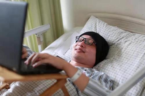 ▲遥歌在病床上整理寻人信息 受访者供图