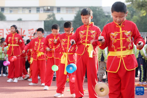 11月15日，淮北市第三实验小学的学生练习抖空竹。秋季开学以来，安徽省淮北市的中小学校利用大课间和课后服务等课外时间，开展形式多样的特色文体社团活动，丰富校园生活，促进学生全面发展和健康成长。新华社发（万善朝 摄）
