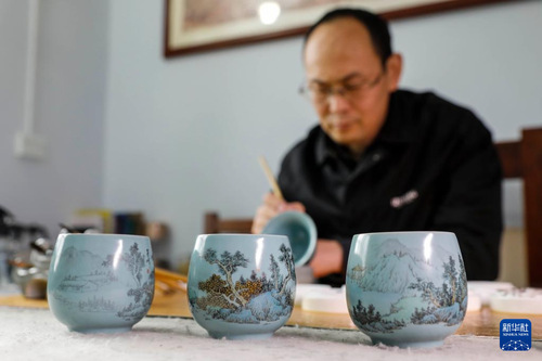 11月21日，在宝丰县一汝瓷工作室，汝瓷艺人在汝瓷茶具上绘画。近年来，有“汝瓷之乡”之称的河南省宝丰县将传统非遗汝瓷制作技艺与绘画相融合，以画入瓷、用胎作纸，把山水、花鸟等图案绘制在瓷器表面，经过高温烧制，创作出别具韵味的艺术品，丰富汝瓷产品类型。新华社发（何五昌 摄）1