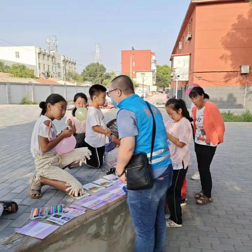 乐众中心工作人员在社区开展宣传活动。 受访者供图
