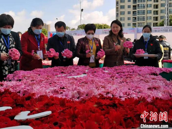 云台花艺师以“花”为语 共述“两岸一家亲”