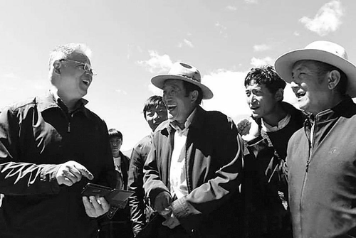 ▲这是范小建（左一）在白托村与村民们交流，回忆往事（唐召明2020年8月21日摄）。