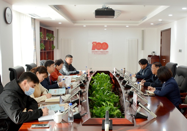 曲凤宏会见国家菌草技术工程研究中心林占熺一行