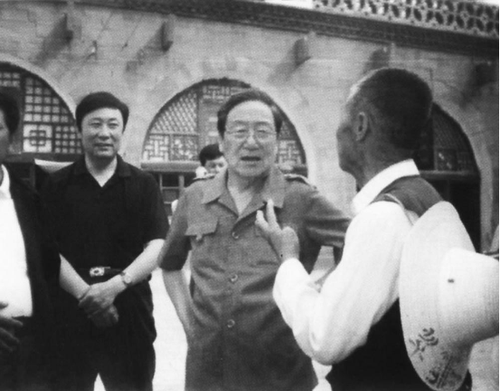 2001年5月，贺敬之在延安鲁艺旧址与当地老乡一起。