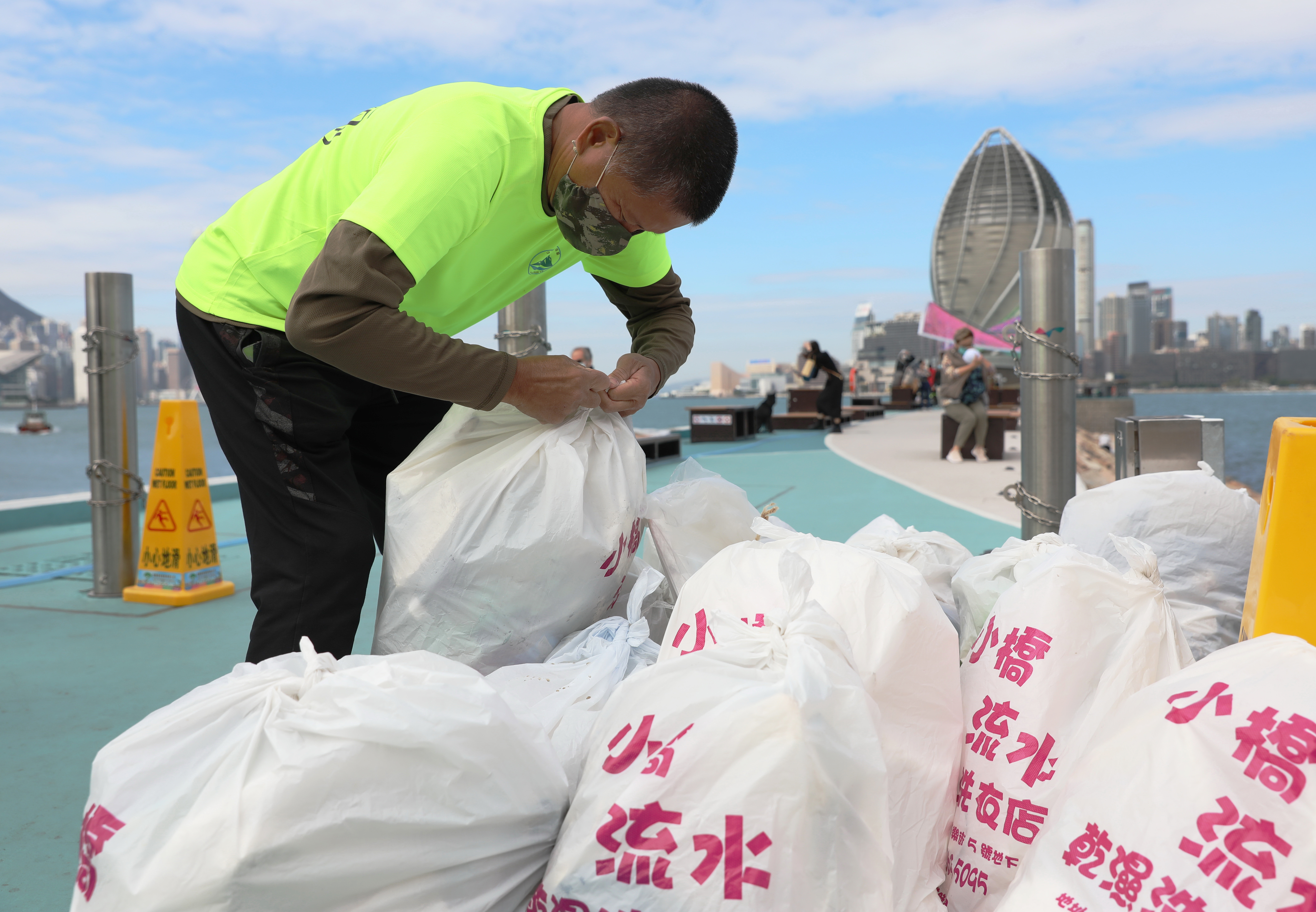 环保战士猫哥：“上山下海执垃圾”