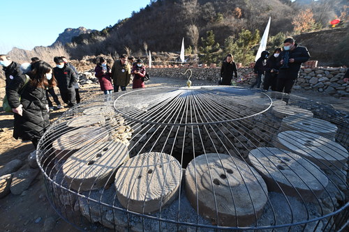 大沟村文化广场内的蓄水井为来年中草药种植(774831)-20220107084124