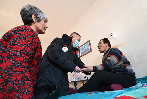 医疗专家到无法行动的68岁于连全看病(774829)-20220107084052
