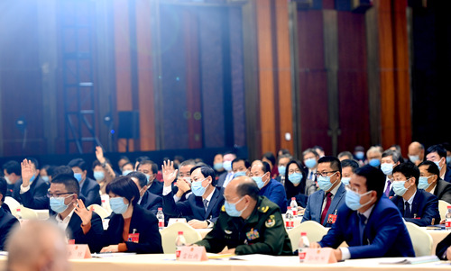 座谈会现场，委员们举手争取发言9
