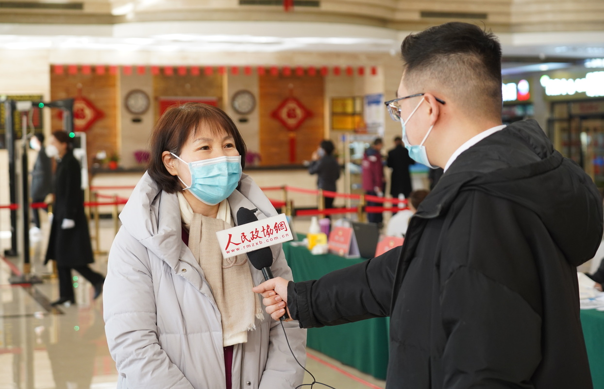 内蒙古自治区政协委员在报到现场接受人民政协网记者采访