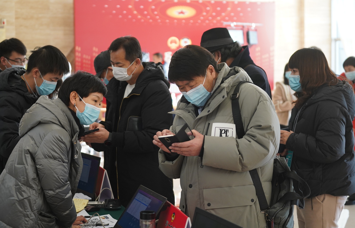 参加内蒙古自治区政协十二届五次会议的委员到驻地报到