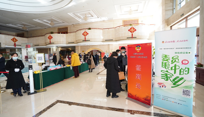 参加内蒙古自治区政协十二届五次会议的委员到驻地报到