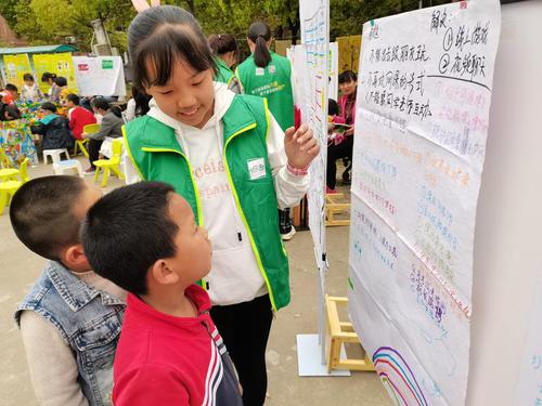 小志愿者开展社区服务。 受访者供图