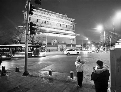  中轴点亮“老时光”雪夜鼓楼似琼楼