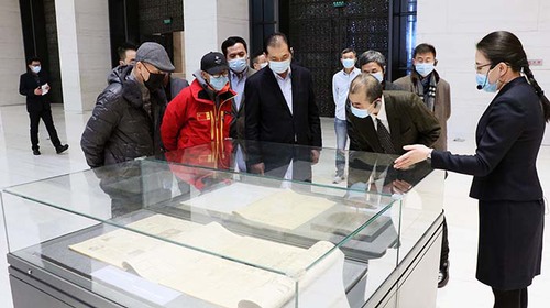 21.嘉宾参观“屹立东方——馆藏经典美术作品展”