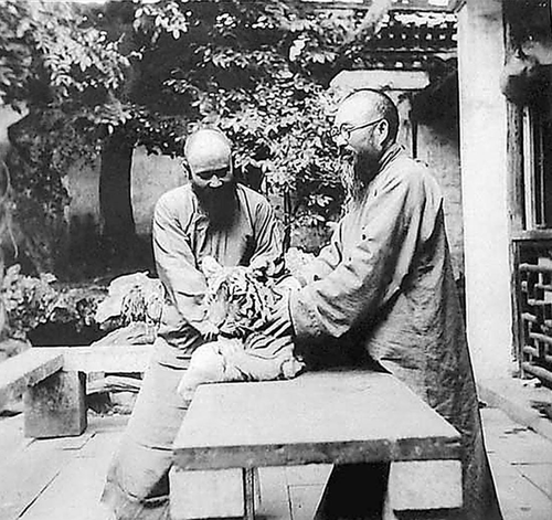 张善孖（右）、张大千调教老虎