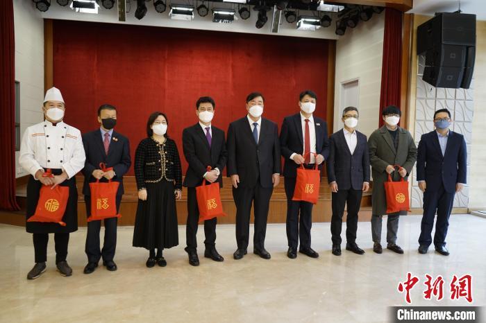 中国驻韩国大使向在韩中国侨胞发放“春节包”