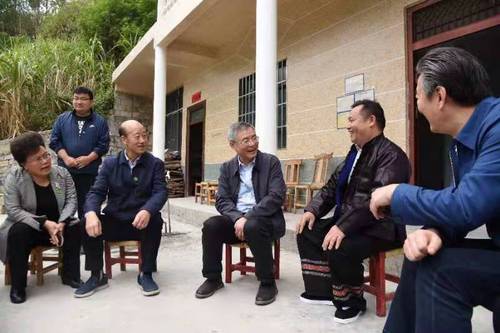 图一：调研组一行与村民交谈(819199)-20220128102834
