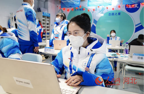 沈文旗在国家跳台滑雪中心志愿者之家整理工作简报。 受访者供图