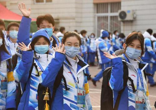 北京交通大学的冬奥志愿者准备乘车出发前往比赛场馆。