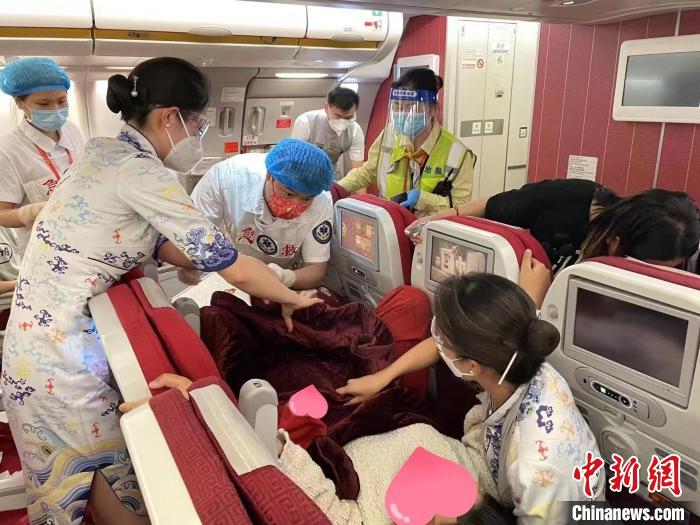 孕妇高空分娩 海航机舱内搭起临时产房