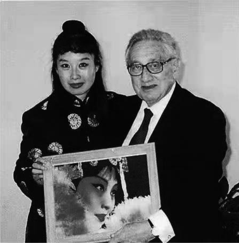 图为2001年春节期间，基辛格博士与本文作者合影。