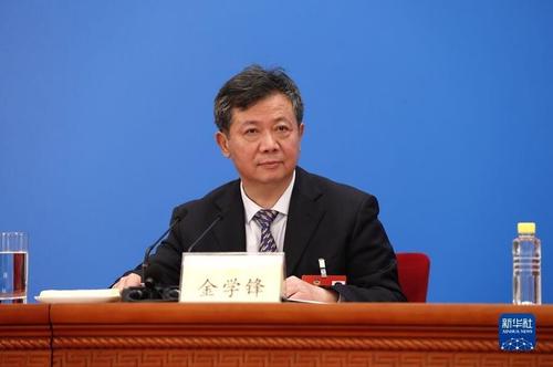 3月3日，全国政协十三届五次会议召开新闻发布会。大会新闻发言人郭卫民向中外媒体介绍本次大会有关情况并回答记者提问。图为两会新闻报道组组长、全国政协十三届五次会议副秘书长金学锋。新华网记者 焦鹏 摄