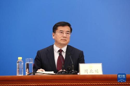 3月3日，全国政协十三届五次会议召开新闻发布会。大会新闻发言人郭卫民向中外媒体介绍本次大会有关情况并回答记者提问。图为新闻发布会主持人周北川。新华网记者 焦鹏 摄