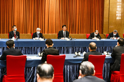 3月6日，中共中央政治局常委、全国人大常委会委员长栗战书看望出席全国政协十三届五次会议的民盟、民进界委员并参加讨论。