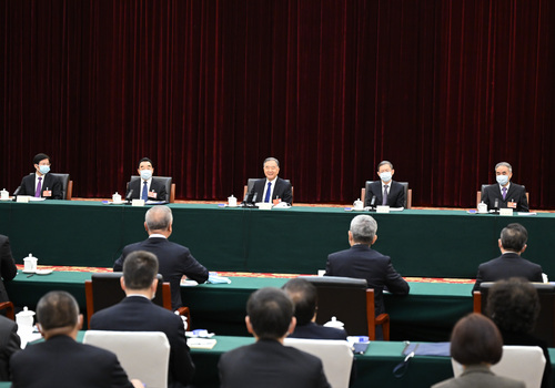 3月6日，中共中央政治局常委、全国政协主席汪洋看望出席全国政协十三届五次会议的民建、工商联界委员并参加讨论。新华社记者 李响 摄