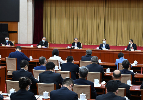 3月6日，中共中央政治局常委、中央纪委书记赵乐际看望出席全国政协十三届五次会议的九三学社、无党派人士界委员并参加讨论。新华社记者 张领 摄