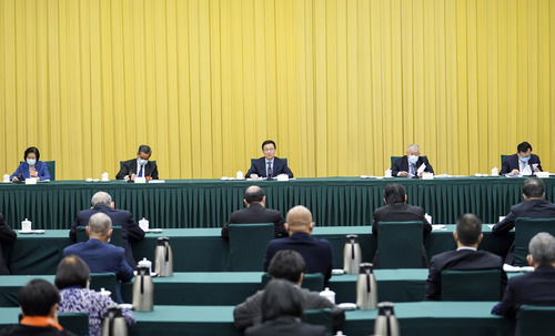 3月6日，中共中央政治局常委、国务院副总理韩正看望出席全国政协十三届五次会议的港澳地区全国政协委员并参加讨论。新华社记者 殷博古 摄