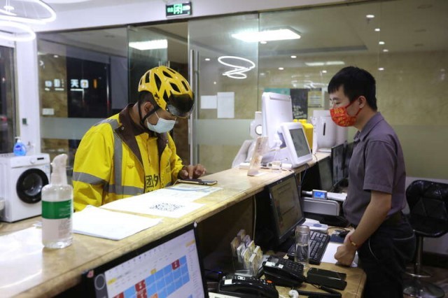深圳为快递小哥工作休息提供暖心服务