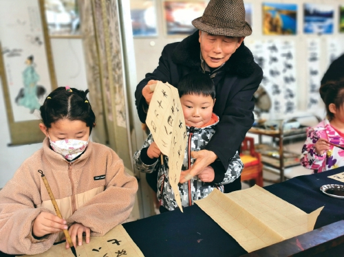 八旬“老顽童”的艺术人生