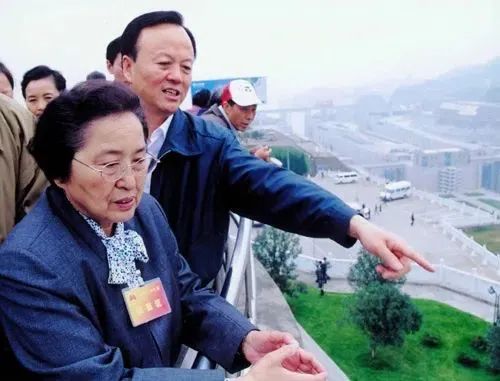 缅怀：仁心报国何鲁丽