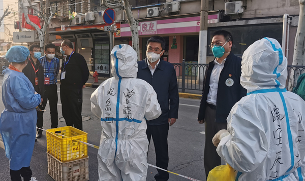 4月9日,邵东华（右二）与杨浦区区长薛侃（右三）一起到安徽省援沪医疗队采样点上看望医疗队员