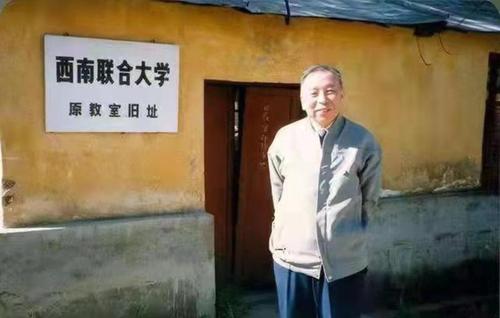 余国琮在西南联大旧址留影