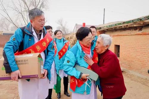 “菊香爱心团队”志愿者看望抗美援朝烈士遗孀高奎英